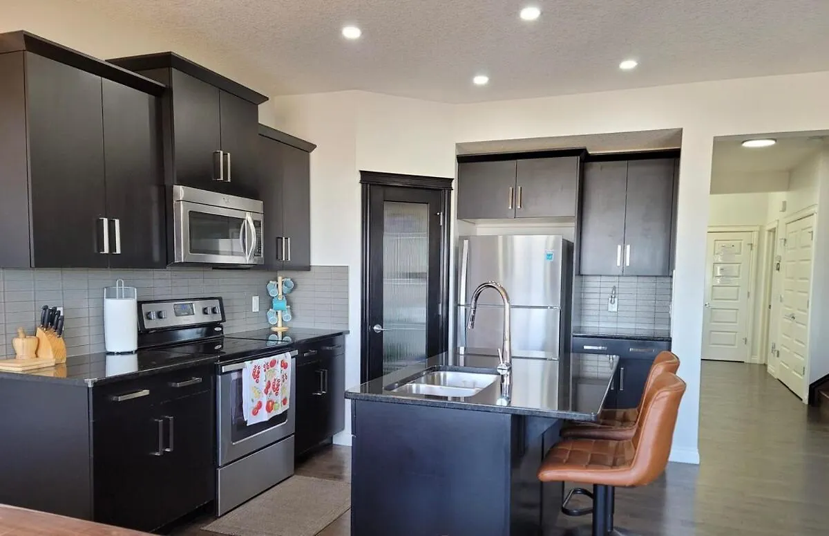 Exquisite Entire 4- Bed Rooms Vacation Home! Calgary Canada