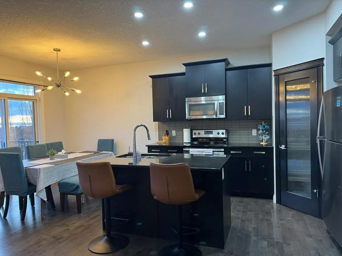 Exquisite Entire 4- Bed Rooms Vacation Home! Calgary 0*,
