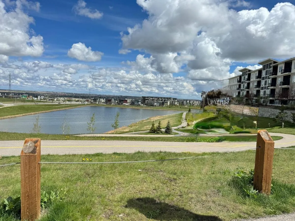 Exquisite Entire 4- Bed Rooms Vacation Home! Calgary Holiday home