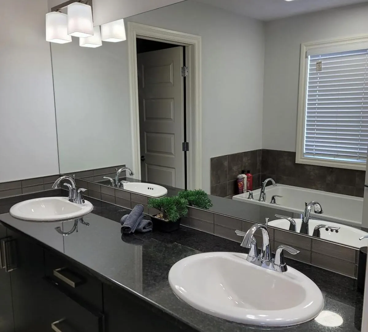 Exquisite Entire 4- Bed Rooms Vacation Home! Calgary 0*,