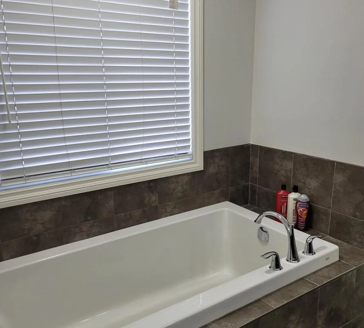 Exquisite Entire 4- Bed Rooms Vacation Home! Calgary Holiday home