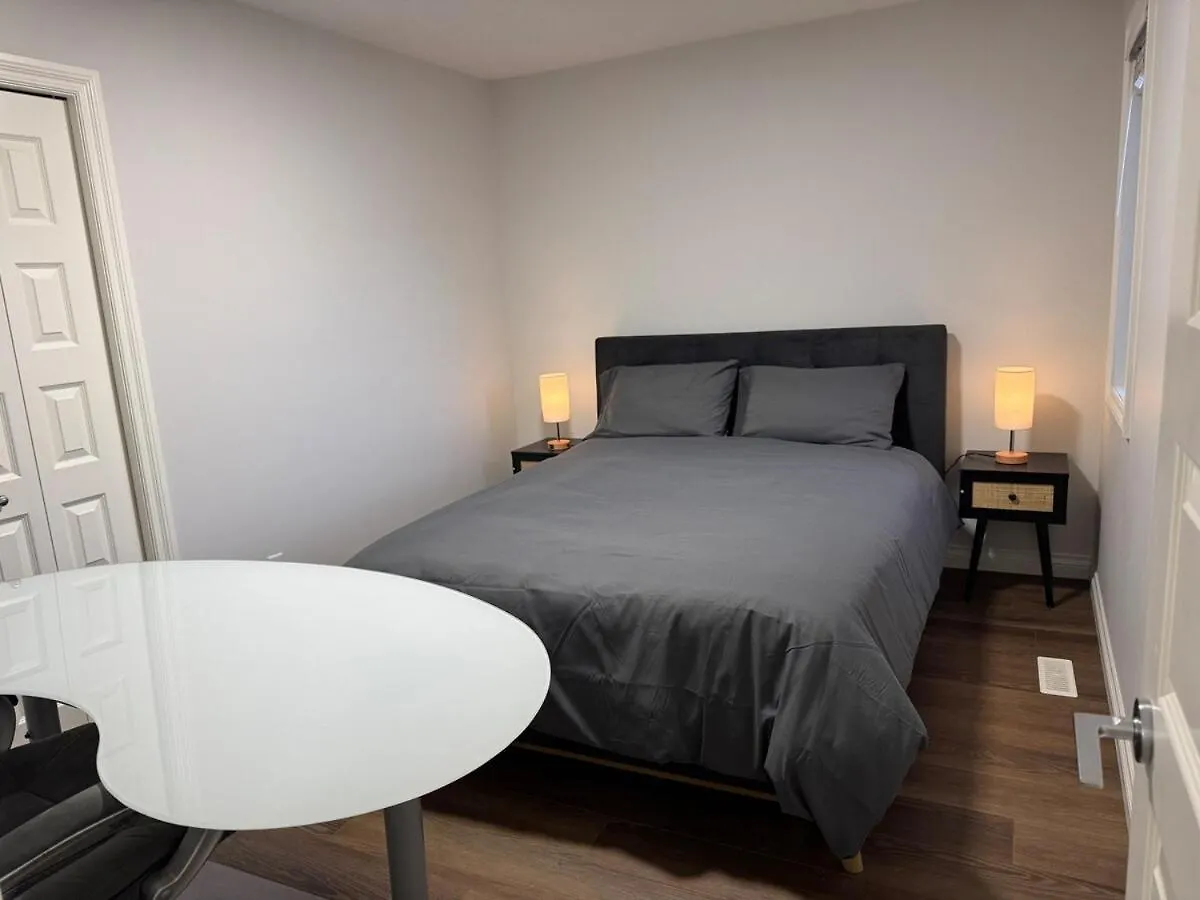 Exquisite Entire 4- Bed Rooms Vacation Home! カルガリー カナダ
