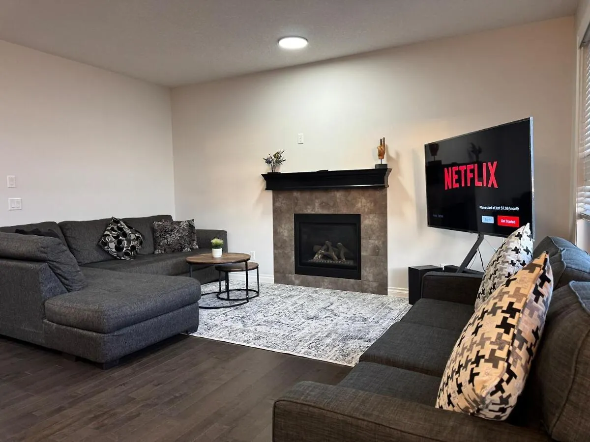 Exquisite Entire 4- Bed Rooms Vacation Home! カルガリー 別荘