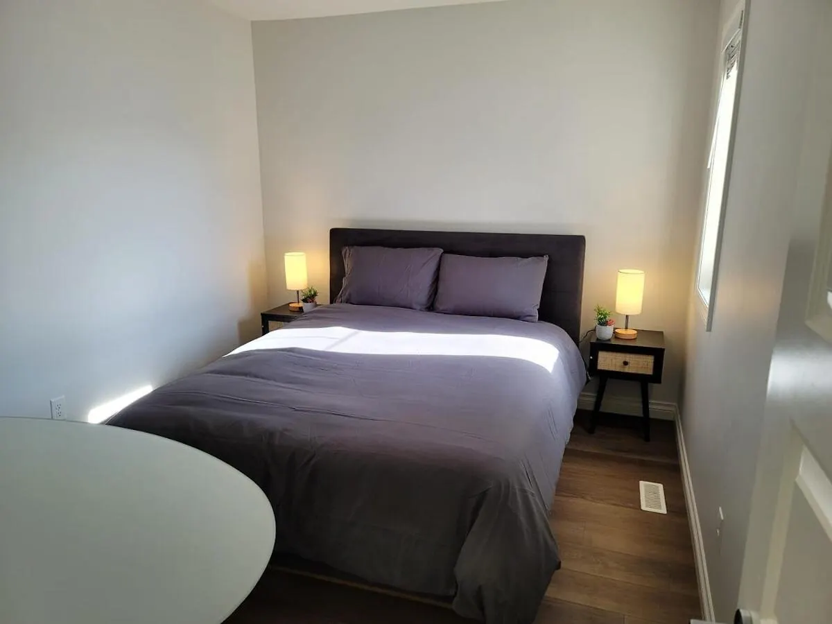 Exquisite Entire 4- Bed Rooms Vacation Home! カルガリー カナダ