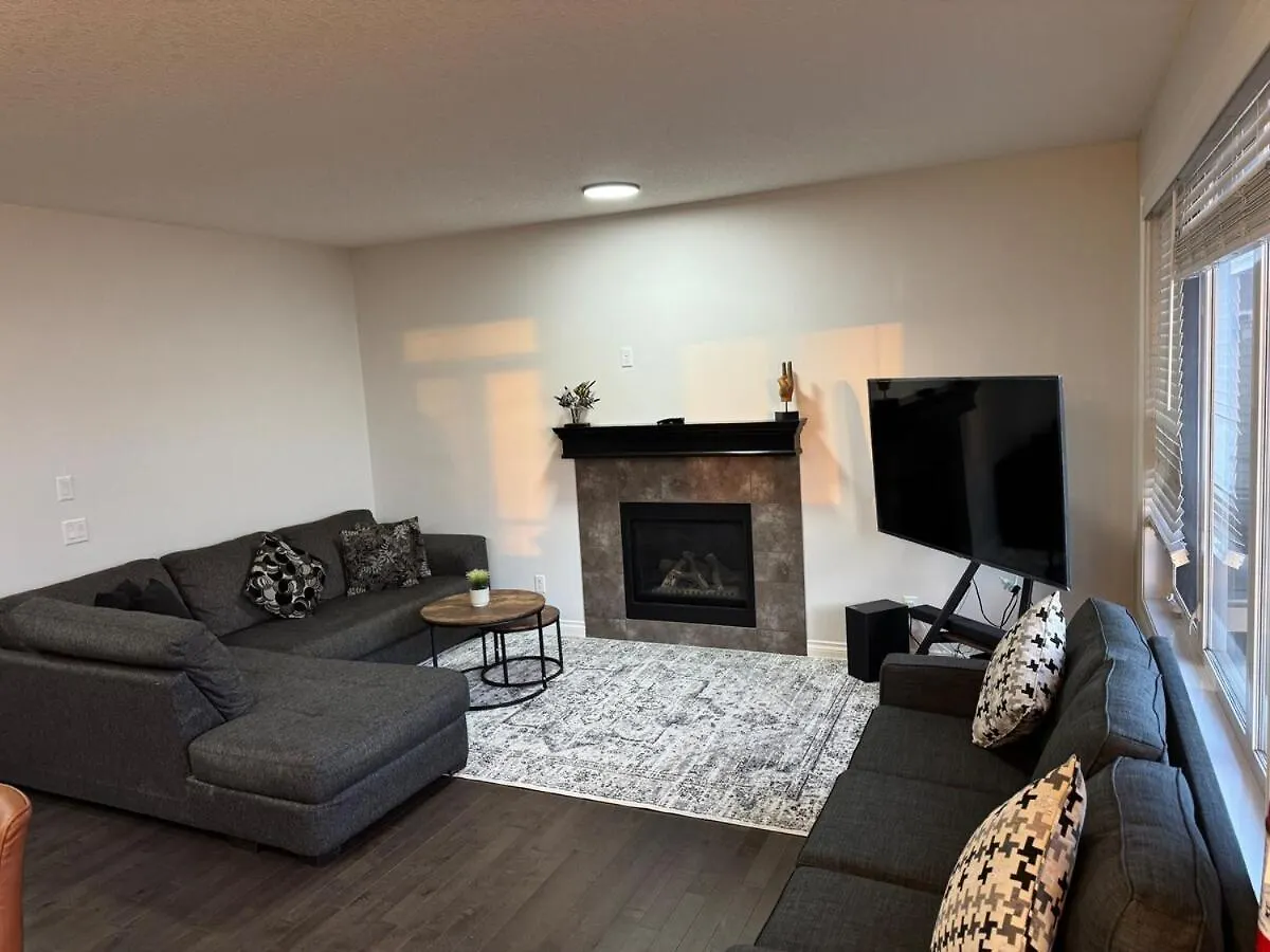 Exquisite Entire 4- Bed Rooms Vacation Home! カルガリー 別荘