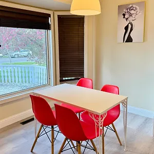 Gorgeous House&30 Second Bus Station Close C-train& Free Parking Guest house