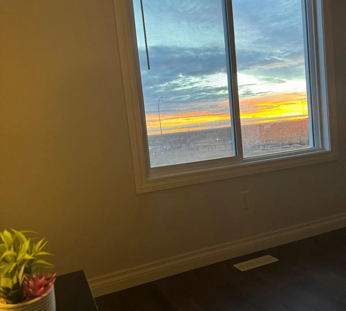 Exquisite Entire 4- Bed Rooms Vacation Home! Calgary Holiday home