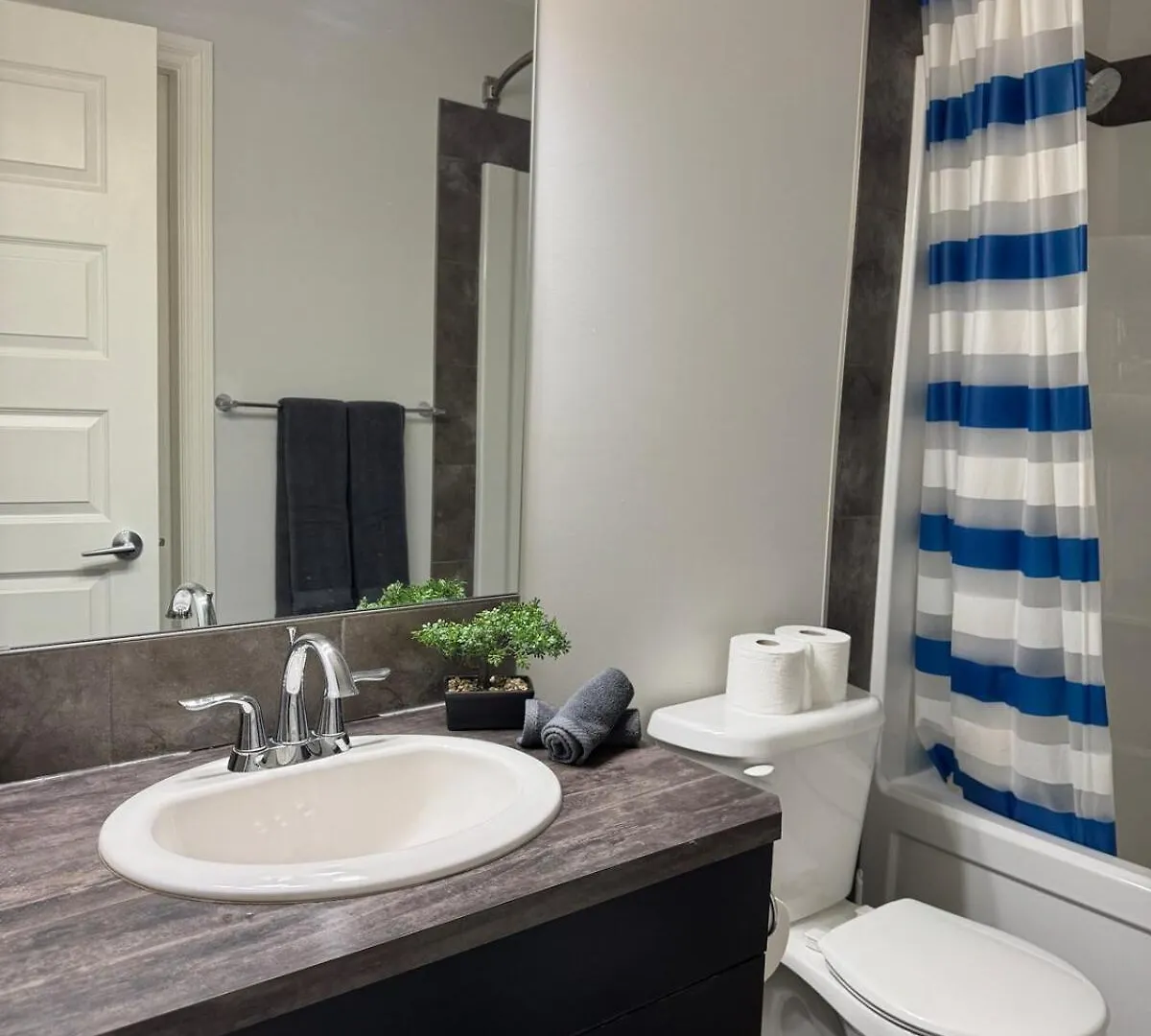 Exquisite Entire 4- Bed Rooms Vacation Home! Calgary